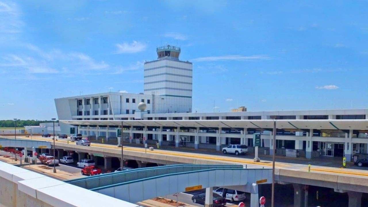 Jacksons International Airport (POM)