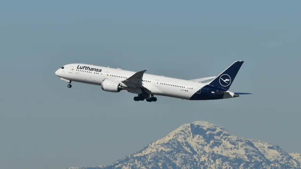 lufthansa carry on bag size