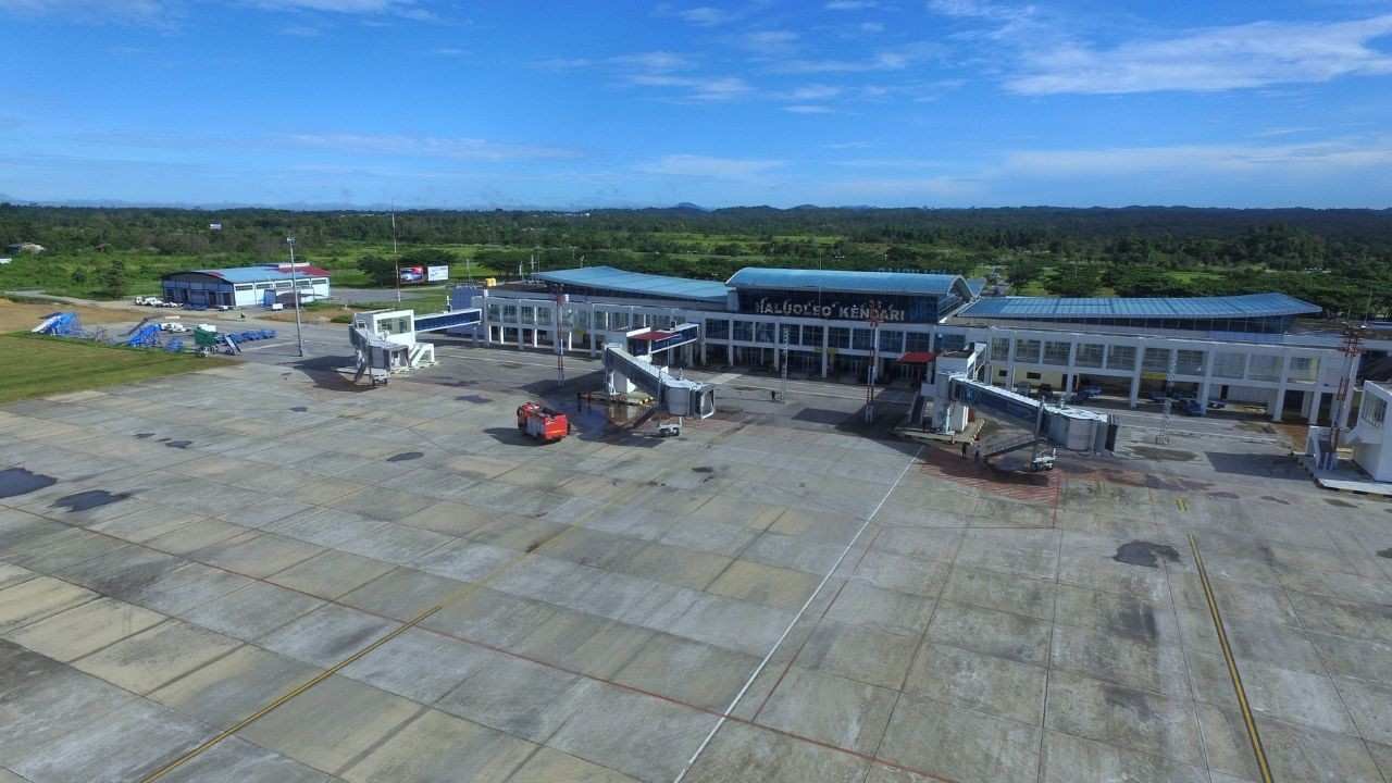 Haluoleo Airport (KDI)